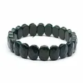 Détail montrant les perles en pierre naturelle facettées et polies de ce bracelet. - Agate d'Inde