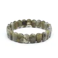 Gros plan de qualité d'un bracelet en pierre de labradorite facettée avec perles rectangulaires - Labradorite