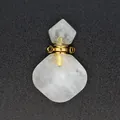 Detailopname van een kristallen hanger voor etherische olie met goudkleurige accenten - Gouden Accessoires / Bergkristal