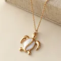Elegante collar con colgante de tortuga de acero inoxidable dorado con incrustación - 3*2,4 cm / Blanco (MA01-4)
