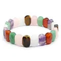 Gros plan d'un bracelet en pierre naturelle facettée avec agate, quartz et aventurine - Arc-en-ciel