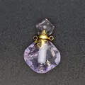 Detailopname van een paarse kristallen hanger voor etherische olie met gouden lussen - Gouden Accessoires / Paarse Jade
