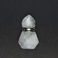 Makroansicht eines facettierten ätherischen Ölflaschen-Anhängers aus weißem Bergkristall - Bergkristall (Silberfarben)