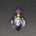 Detaillierte Makroansicht eines herzförmigen Parfümflaschen-Anhängers aus Amethyst - Lila Jade (Goldzubehör)