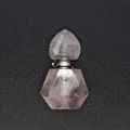 Detailansicht eines facettierten Flaschenanhängers aus rosafarbenem Rosenquarz. - Rosenquarz (Silberfarben)