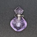 Macrodetail van een gefacetteerde lichtpaarse kristallen hanger voor etherische olie. - Zilverkleurige accessoires / Paarse Jade