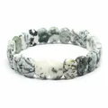 Détail d'un bracelet en agate mousse naturelle à perles rectangulaires facettées. - Pierre Tachetée Verte