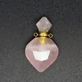 Nahaufnahme eines herzförmigen Parfümflaschen-Anhängers aus Rosenquarz mit goldenen Ösen - Rosenquarz (Goldfarben)