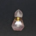 Nahaufnahme eines facettierten Rosenquarz-Fläschchens mit vergoldetem Verschluss - Rosenquarz (Goldfarben)