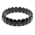 Détail macro montrant les facettes polies d'un bracelet en pierre naturelle noire - Obsidienne