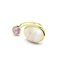 Vue détaillée d'une bague vintage plaquée or avec pierre naturelle et cristal rose. - Agate rubanée
