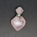 Detailansicht eines facettierten Rosenquarz-Parfümflaschen-Anhängers mit Metalldeckel - Rosenquarz (Silberfarben)