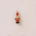 Detail eines Lippenstift-Anhängers aus vergoldetem Edelstahl mit roter Emaille für DIY-Schmuck. - Roter Lippenstift Stil