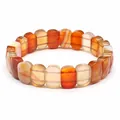 Gros plan de haute qualité d'un bracelet en agate cornaline avec perles facettées 11x16mm - Agate rouge