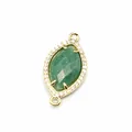 Vista dettagliata di un connettore marquise dorato con pietra naturale verde e micro zirconi. - Giada avventurina