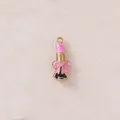 Detaillierte Makroansicht eines rosa Lippenstift-Emaille-Anhängers mit Goldbeschichtung - Rosa Lippenstift Stil