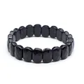 Détail d'un bracelet en pierre bleue facettée avec des effets d'étoiles scintillantes - Pierre de Sable Bleue