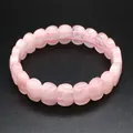 Détail en gros plan des perles facettées en quartz rose naturel sur un bracelet élastique - Quartz rose