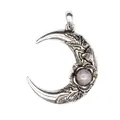 Detalle de un colgante de luna de plata vintage con una flor y cuarzo rosa - Cuarzo rosa