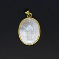 Detailaufnahme eines geschnitzten Perlmutt-Anhängers mit religiösem Heiligenmotiv - Lateinische Inschrift Ikonen Stil (aljylp1797) / Gold