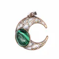 Primer plano de un colgante de luna vintage con piedra verde estilo malaquita - Malaquita