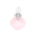 Close-up van een roze natuurstenen ruitvormige diffuserhanger voor essentiële oliën - Zilverkleurige accessoires / Rozenkwarts