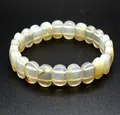 Gros plan sur les perles d'agate blanche naturelle facettées d'un bracelet de luxe - Agate