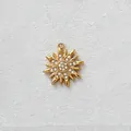 Ciondolo a sole in acciaio inossidabile dorato con zirconi bianchi scintillanti per gioielli DIY - Ciondolo Sole a Raggi Dorati (D196)