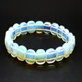 Vue détaillée des perles d'opalite facettées 11x16mm sur un bracelet élastique - Opale