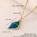 Vergoldete Edelstahlhalskette mit einem lebhaften blau-grünen Muschelanhänger-Detail - Choker-Halskette / Halskette (Kette + Anhänger) / Blau