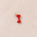 Nahaufnahme eines winzigen roten Knochenanhängers mit goldenem Ring für DIY-Schmuck - Rotes Knochenmuster