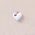 Primo piano di un ciondolo a forma di cuore con malocchio per la creazione di gioielli fai da te - Malocchio Cuore Bianco (款式16)