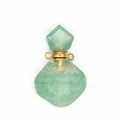 Detail van een groene natuurstenen etherische olie fles hanger met gouden metalen dop - Gouden Accessoires / Groene Aardbeienkwarts