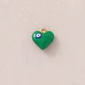 Primo piano di un ciondolo a cuore verde con dettaglio smaltato occhio blu e bianco. - Malocchio Cuore Verde (款式17)