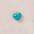 Primo piano di un ciondolo a cuore in smalto con occhio del male per creazione di gioielli - Malocchio Cuore Teale (款式18)