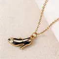 Collar de acero dorado con colgante de zapato de tacón en esmalte negro y blanco. - 黑色高跟鞋项链(链条+吊坠) / 22x11mm