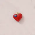 Vista dettagliata di un ciondolo a cuore rosso con un motivo a occhio greco blu e bianco. - Malocchio Cuore Rosso (款式21)