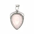 Primer plano de un colgante de cuarzo rosa natural en forma de gota con marco plateado - Cuarzo rosa