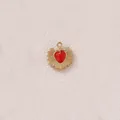 Dettaglio di un ciondolo a cuore in acciaio inossidabile dorato con smalto rosso e raggi - Cuore Raggi Rosso Oro (款式22)