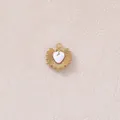 Vista dettagliata di un ciondolo a cuore in acciaio dorato con smalto bianco. - Cuore Raggi Oro Bianco (款式23)