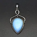 Primer plano de un colgante de piedra azul en forma de gota con detalles de metal plateado. - Ópalo