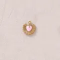 Primo piano del ciondolo a cuore rosa con bordo a raggiera dorato e dettaglio fulmine. - Cuore Raggi Rosa Oro (款式24)