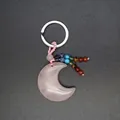 Mond-Schlüsselanhänger aus Rosenquarz mit bunten Chakra-Perlen und silbernem Metallring - Rosenquarz