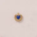 Primo piano dettagliato di un ciondolo a cuore blu con bordo a raggiera dorato per gioielli fai da te - Cuore Raggi Blu Scuro Oro (款式26)