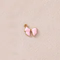 Detail eines rosa Emaille-Schleifenanhängers mit Goldplattierung für DIY-Schmuckherstellung. - Kleine rosa Schleife