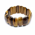 Makroaufnahme der polierten natürlichen Tigerauge-Steinelemente eines Armbands - Tigerauge