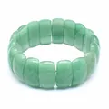 Detailansicht eines grünen Natursteinarmbands mit einer glatt polierten Oberfläche - Aventurin-Jade