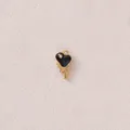 Macro di un ciondolo a cuore dorato con smalto nero a goccia e un piccolo cristallo lucente - Cuore Fondente Strass Nero (款式29)