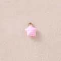Nahaufnahme eines rosa Emaille-Sternanhängers mit vergoldeter Öse für DIY-Schmuck. - Rosa Stern