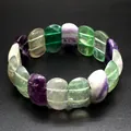 Detaillierte Nahaufnahme von farbenfrohem facettiertem Natur-Fluorit-Stein-Stretch-Armband. - Fluorit